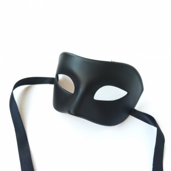 Карнавальная черная маска Ковьелло